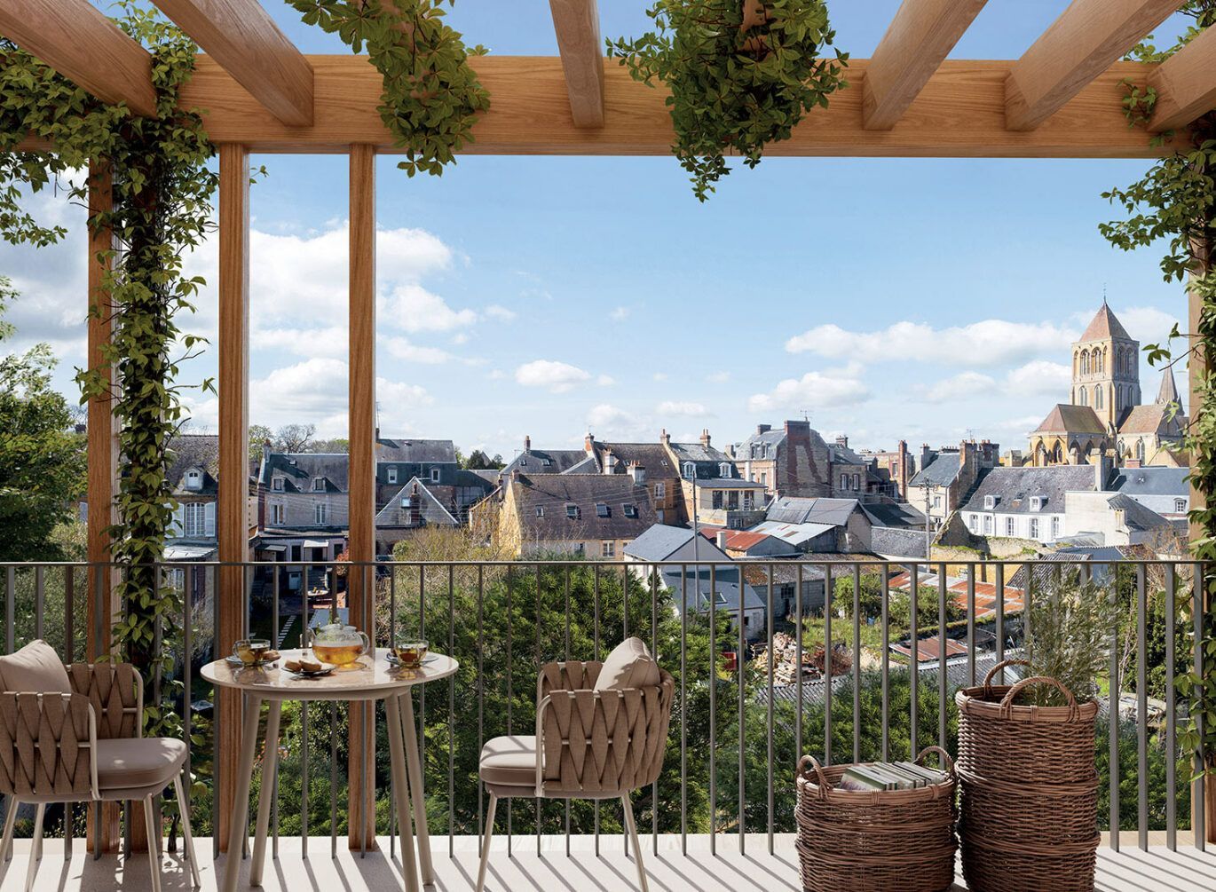 Balcon avec vue sur la ville, table et chaises.