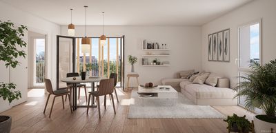 Salon lumineux avec table à manger, canapé et plantes près d'une grande fenêtre.