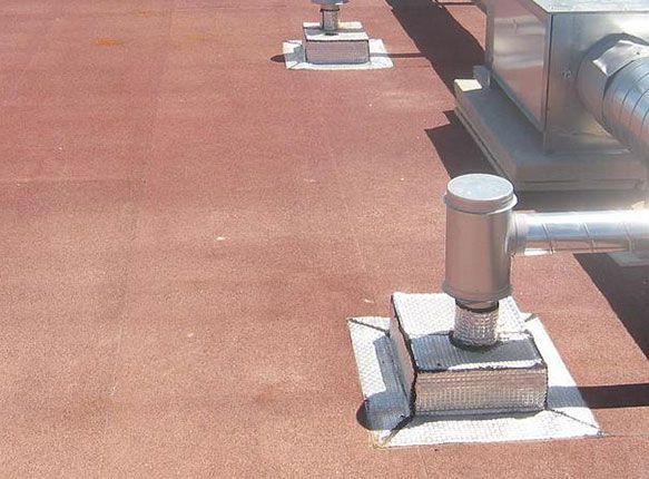 Toiture avec toiture rouge et supports en tuyaux métalliques montés sur des socles en béton