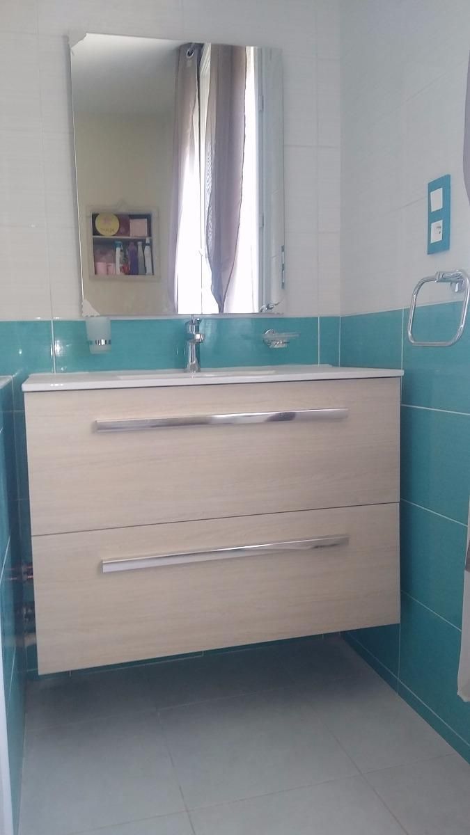 Lavabo dans une salle de bains bleue