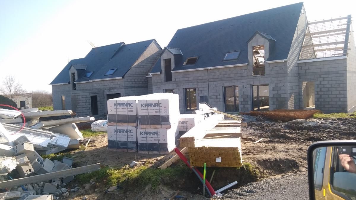 Maisons neuves avec des toitures en ardoise