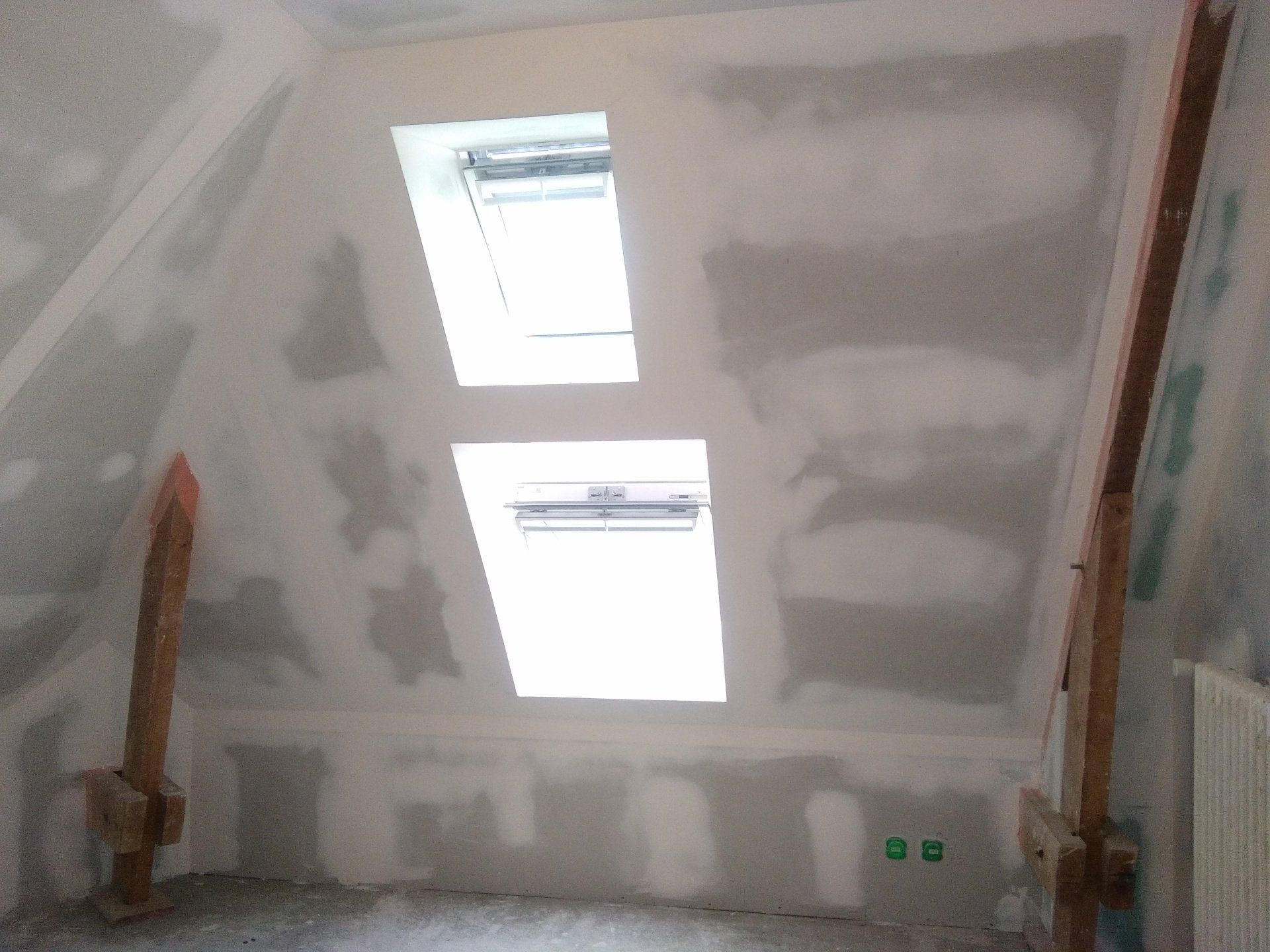 Fenêtre de toit et murs adjacents avant la mise en peinture