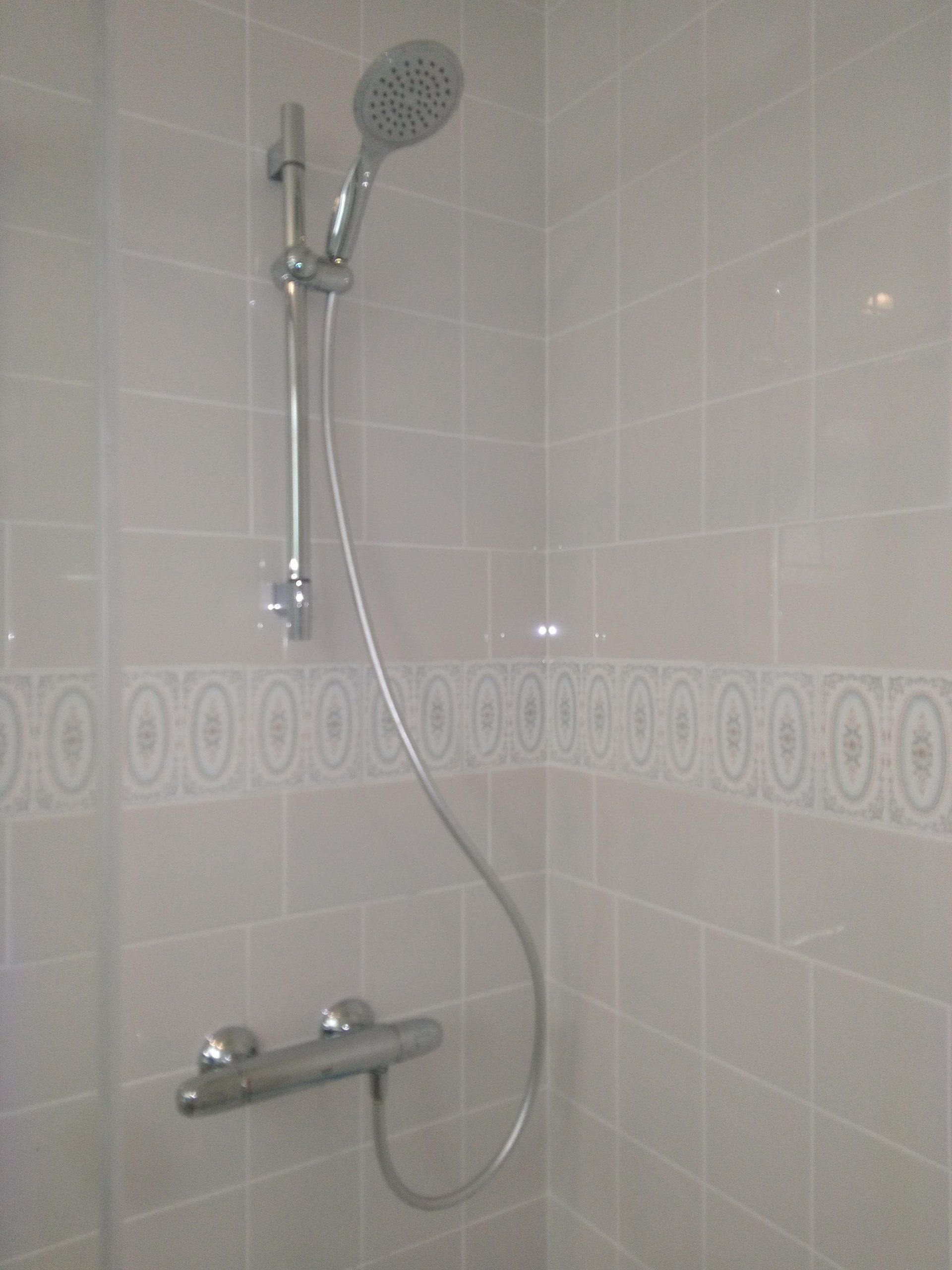 Salle de bains de couleur claire