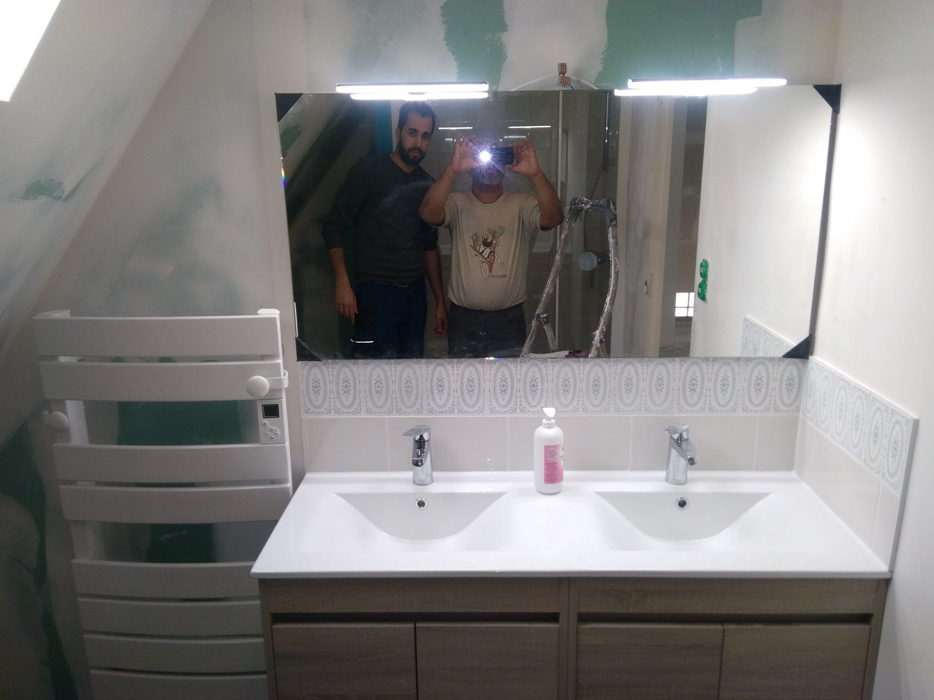 Salle de bains avec un radiateur pour les serviettes