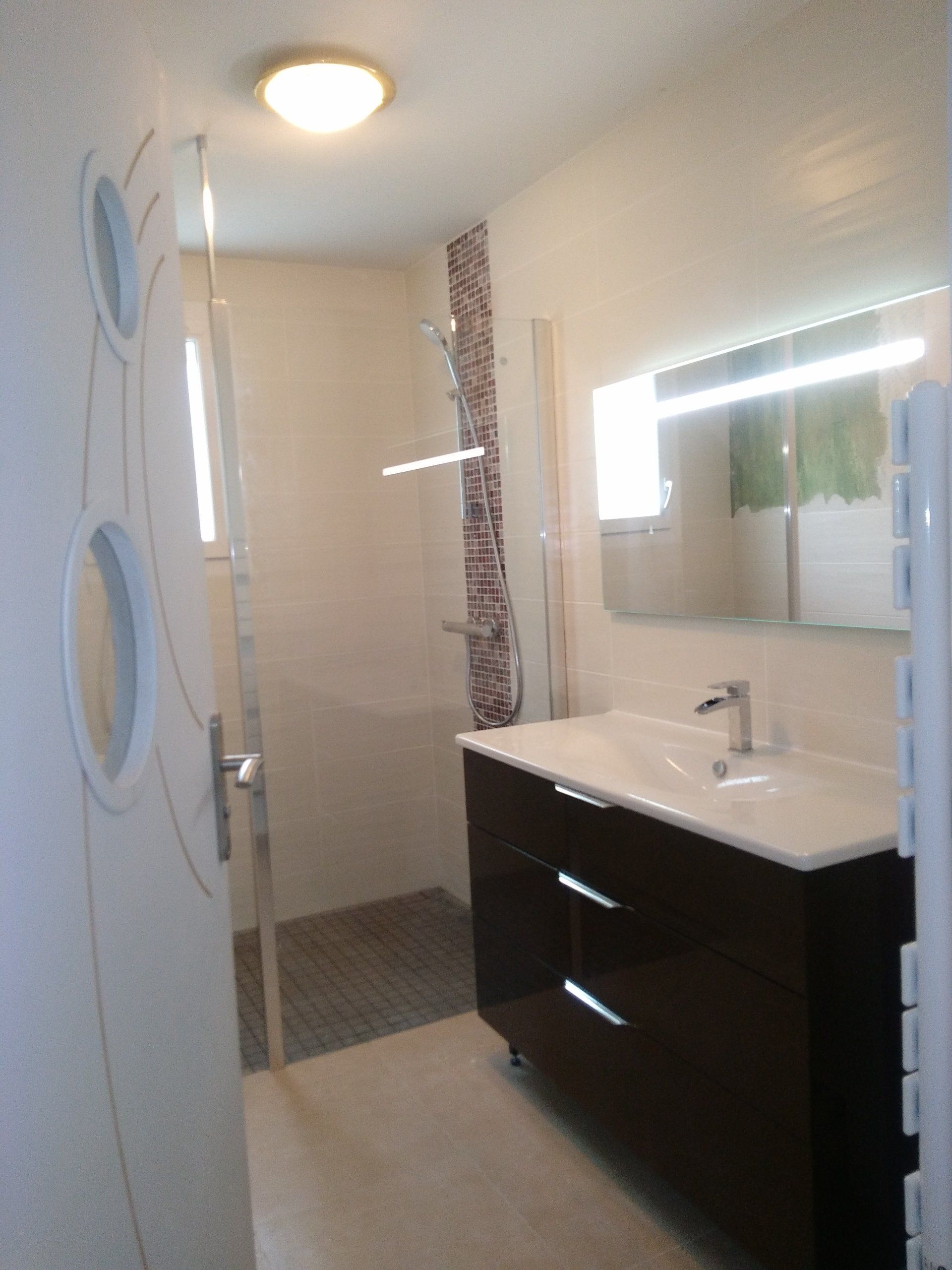 Salle de bains avec une porte à hublot