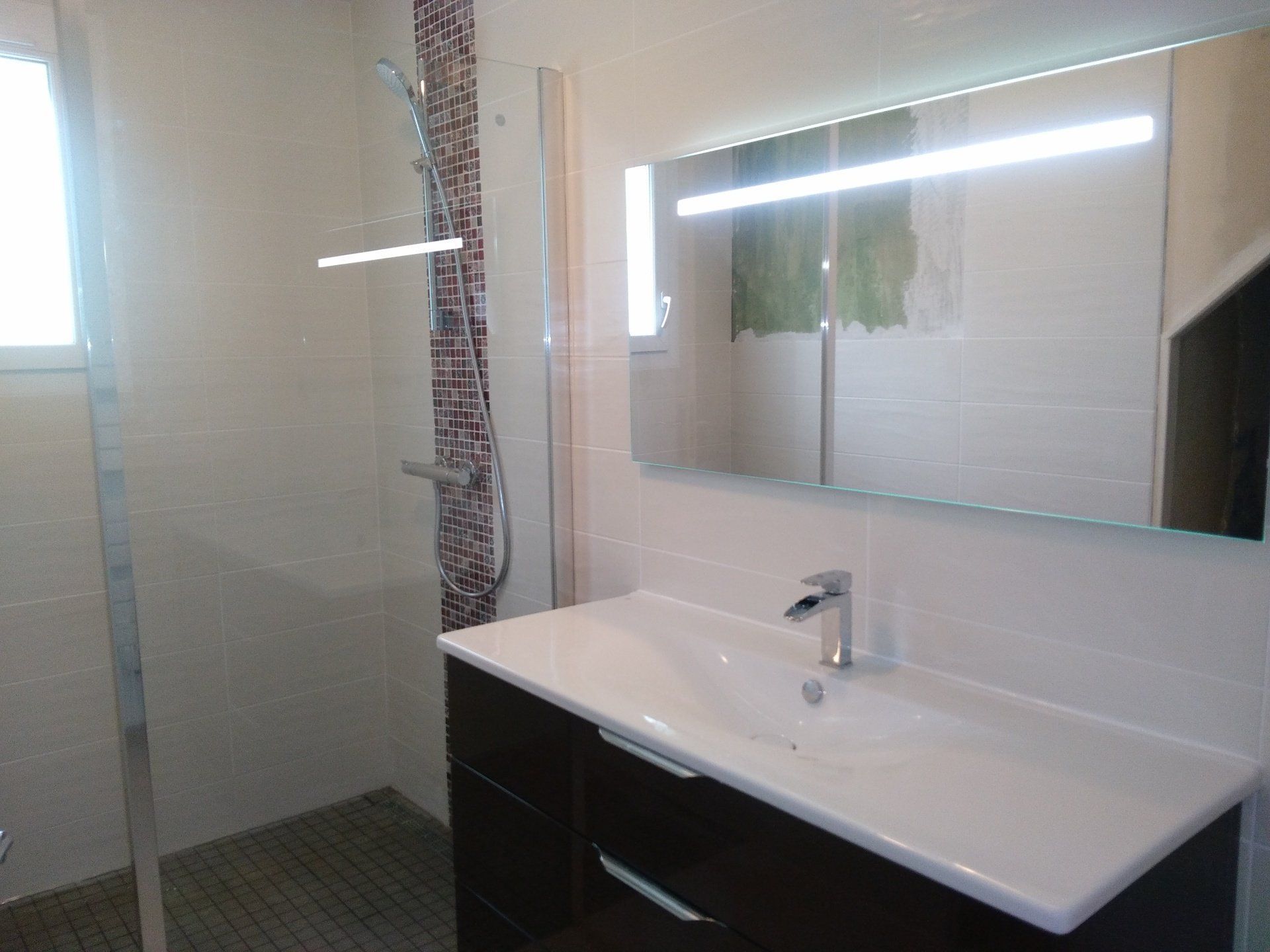 Salle de bains avec un meuble noir