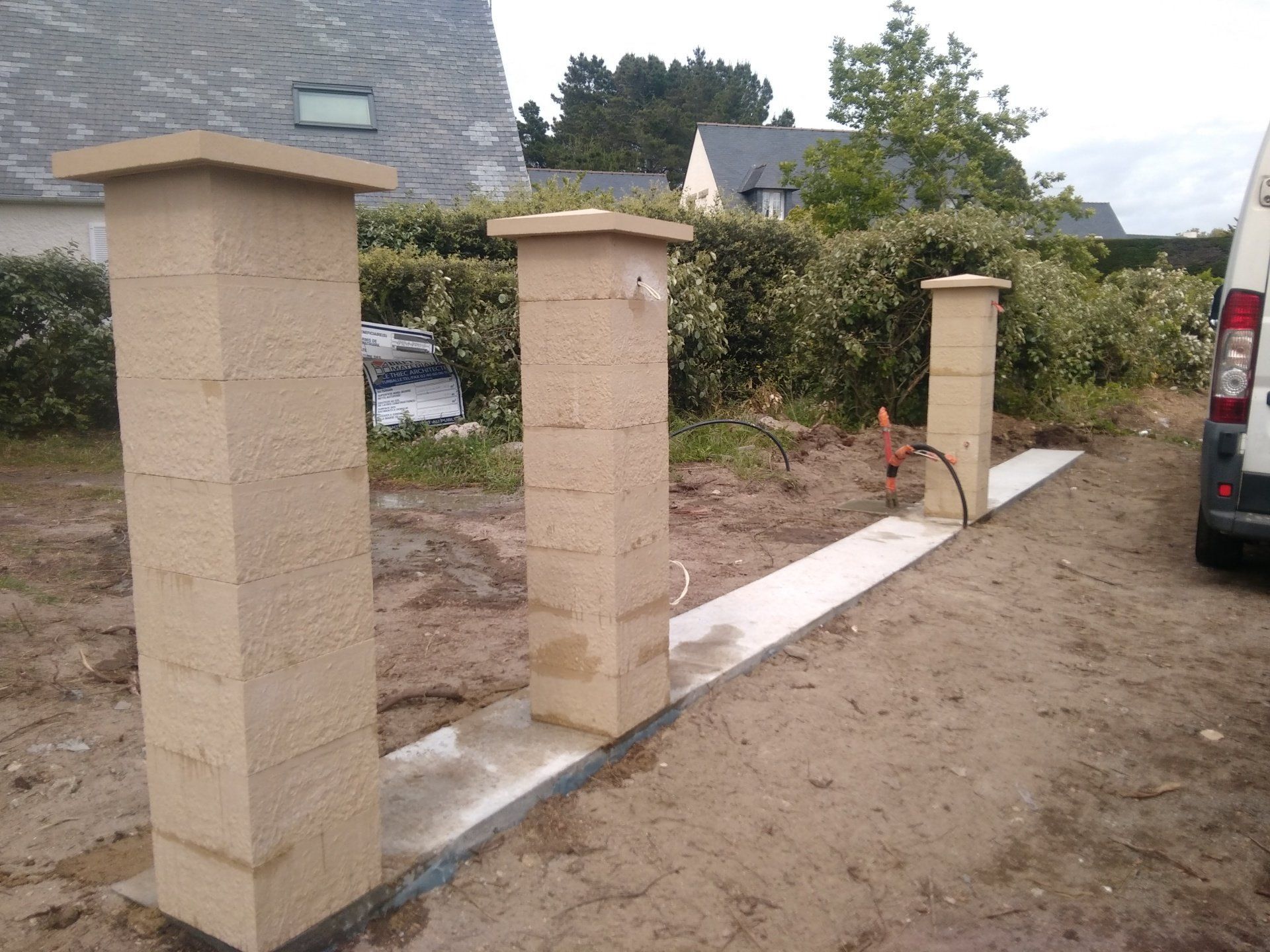 Aménagement de poteaux en maçonnerie extérieure