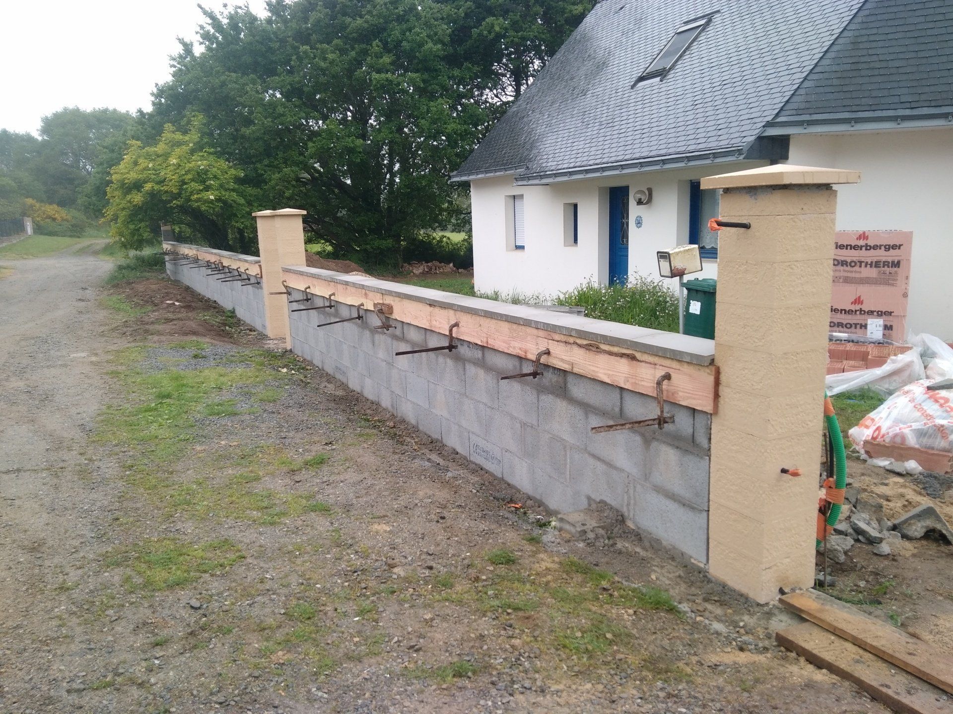 Muret avec coffrage pour les finitions