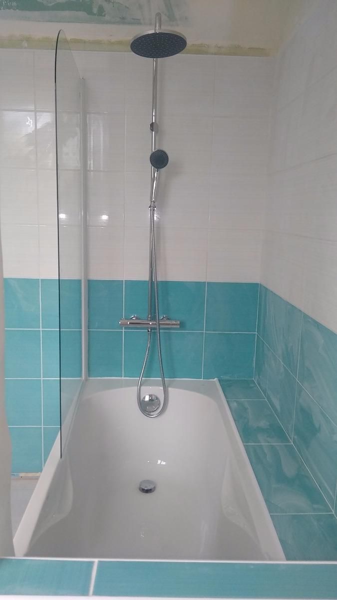 Carrelage blanc et bleu pour une salle de bains