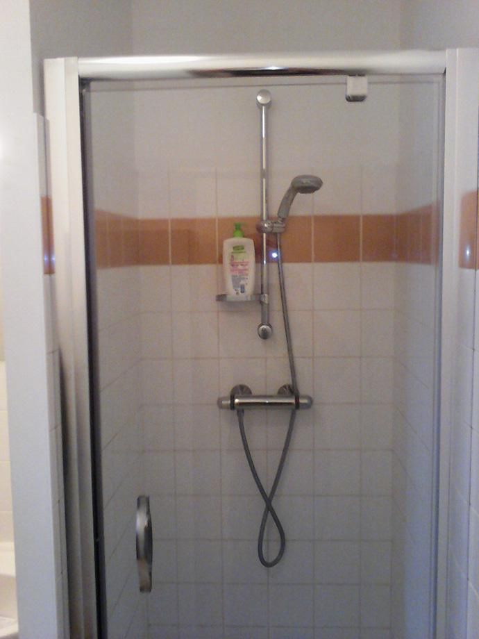 Salle de bains avec un carrelage orangé