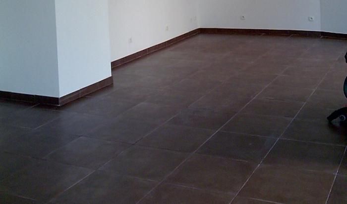 Carrelage brun foncé