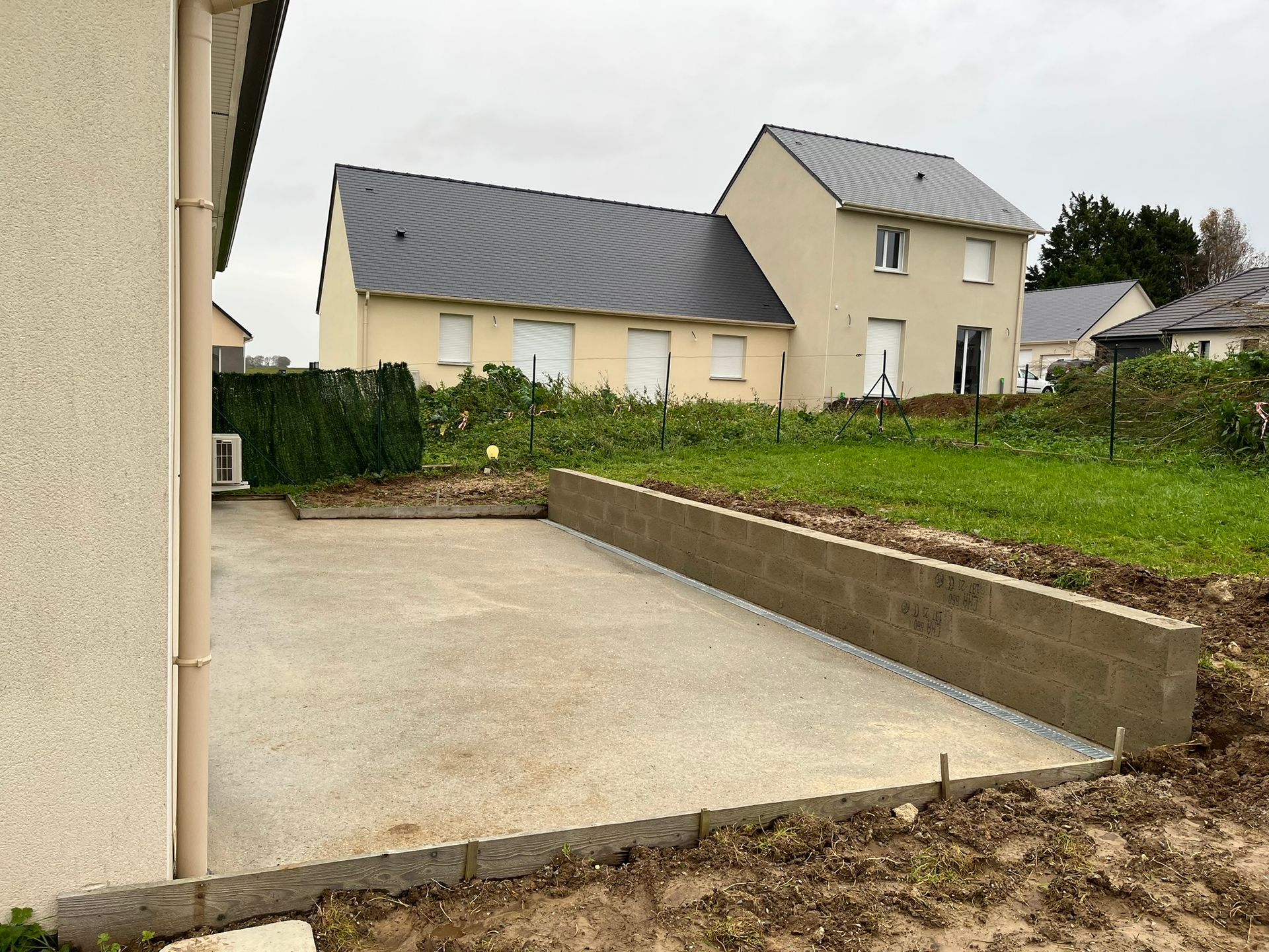 Terrasse en béton en cours de construction