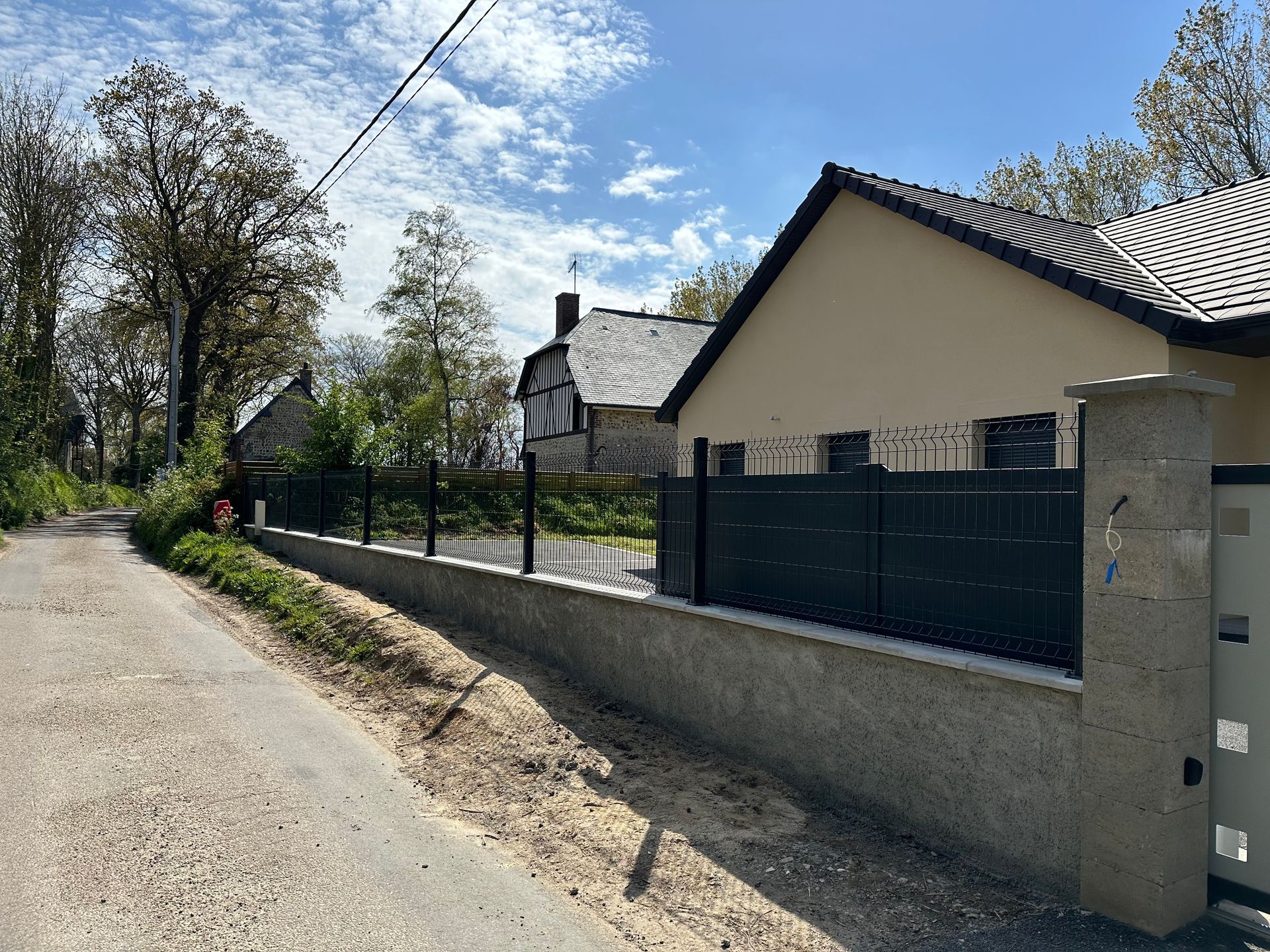 Clôture autour d'une maison