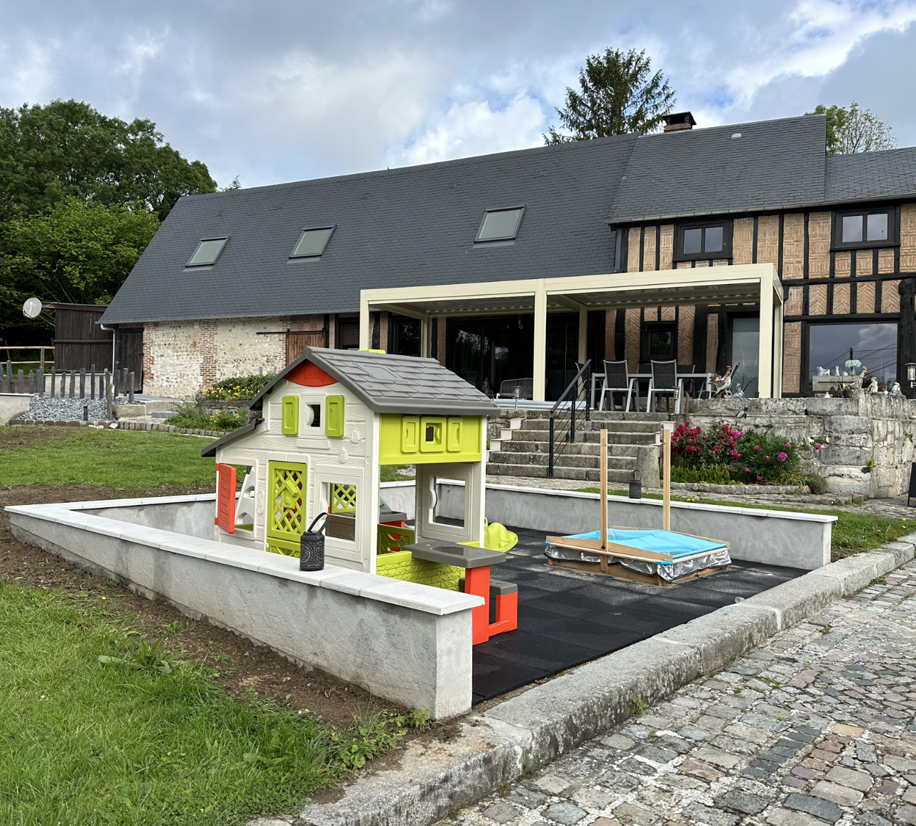 Jardin avec jouets pour enfants