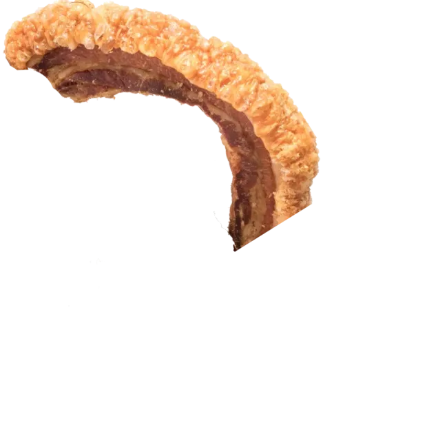 Un trozo de cerdo frito sobre un fondo blanco.