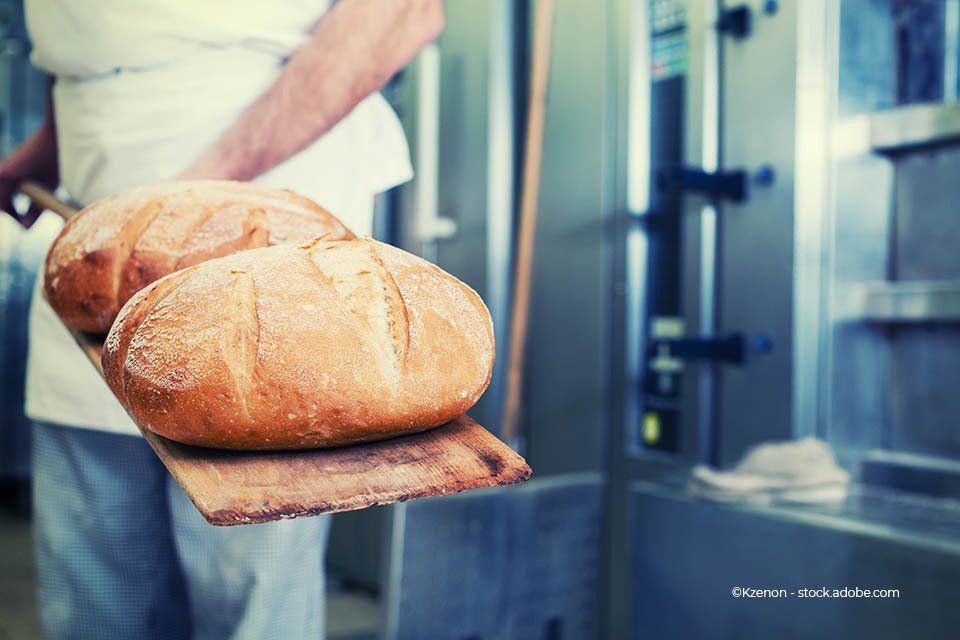 Bäckerei Morgenstern – Bäcker mit einem frischen Brot