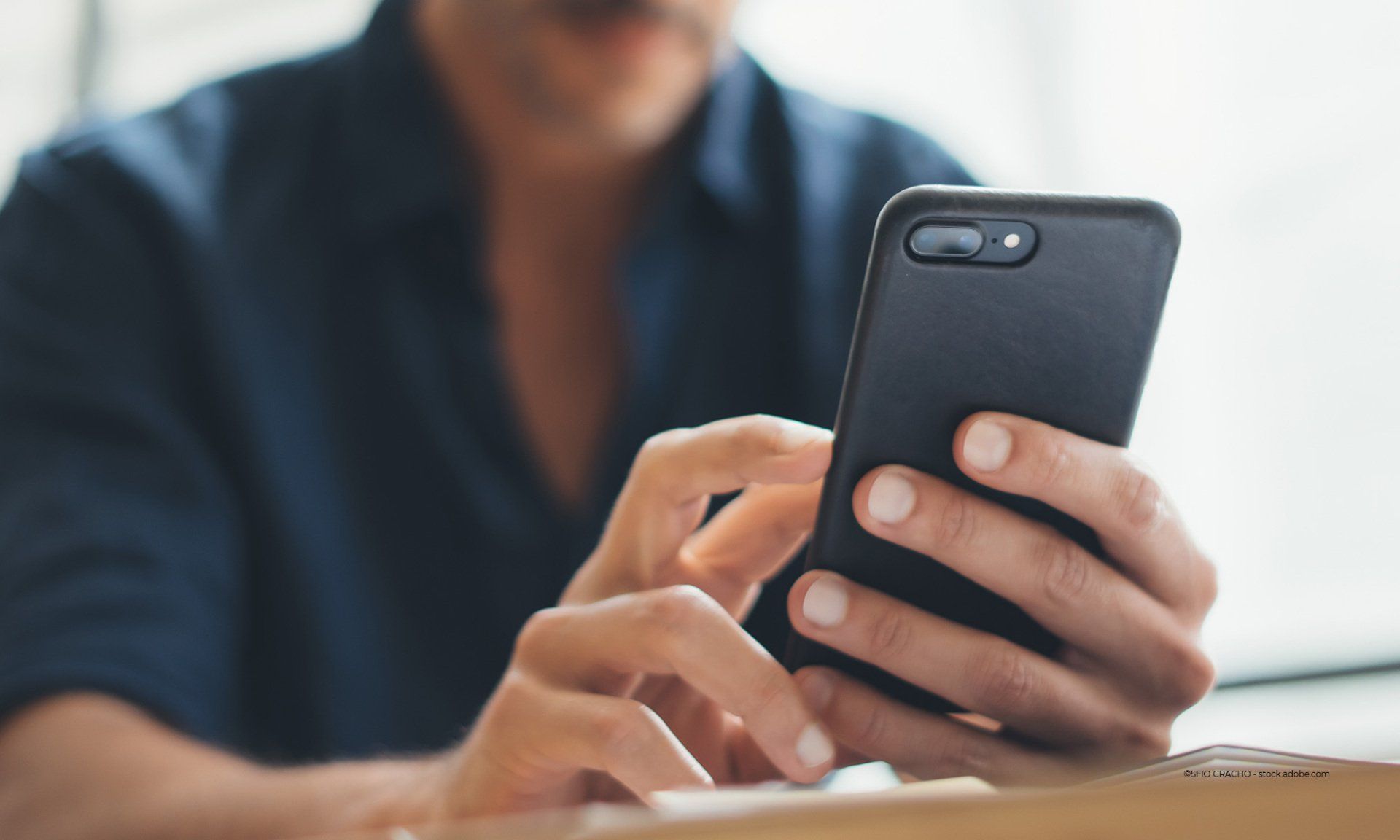Bäckerei Morgenstern – Person mit einem Smartphone in der Hand