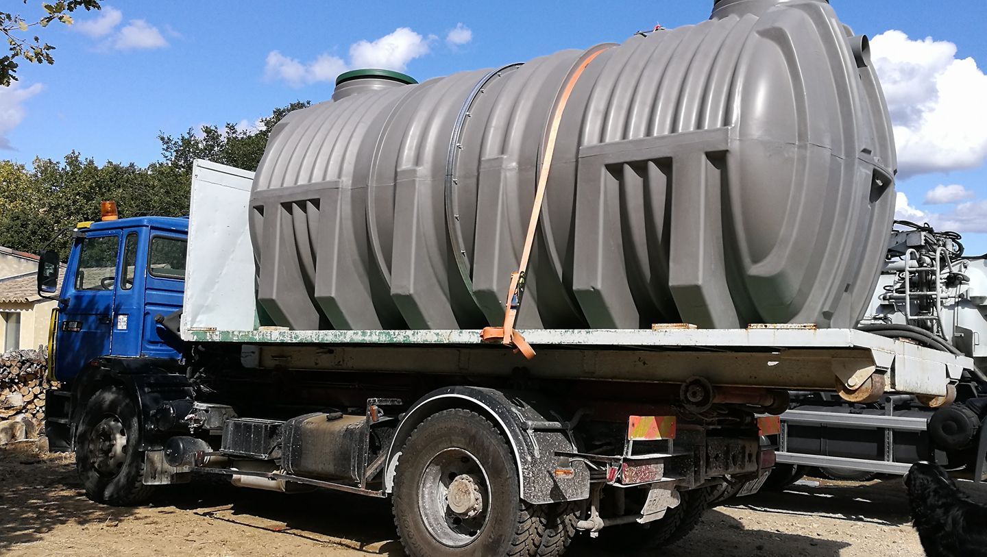 Fosse septique chargée sur un camion