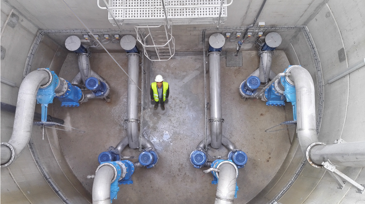 Homme dans une station de relevage