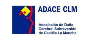 Logotipo de ADACE CLM con texto azul y emblema rojo y amarillo, Asociación de Daño Cerebral Sobrevenido de Castilla La Mancha