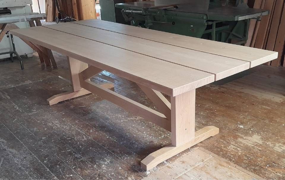 Langer Picknicktisch aus Holz auf einem Werkstattboden, hellbeige lackiert und mit bankartigem Gestell