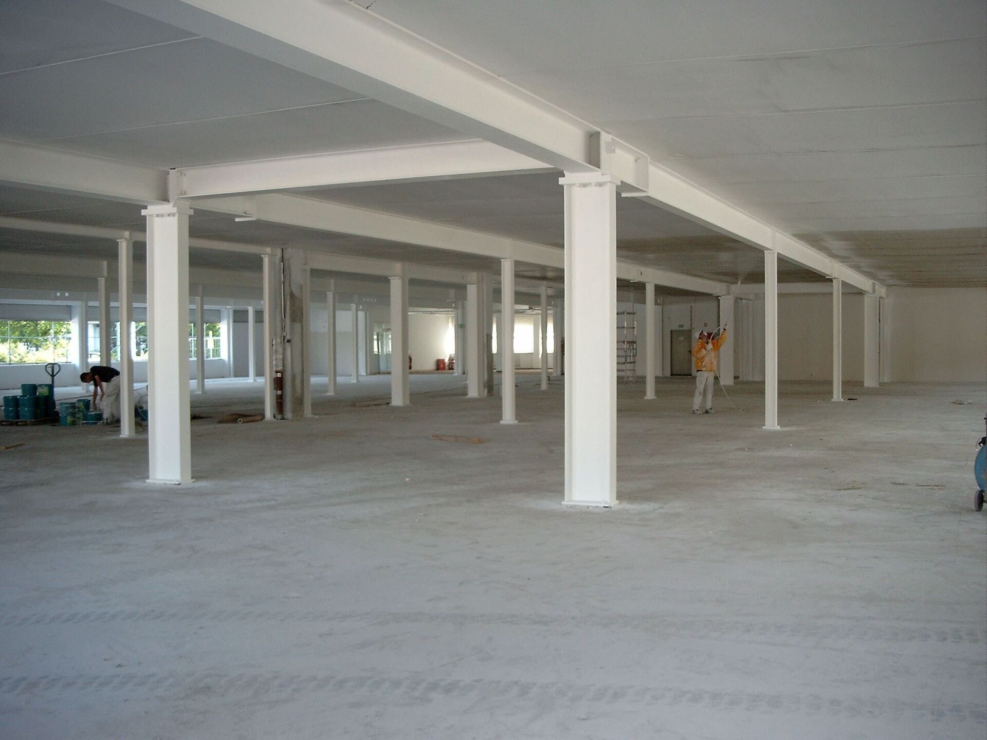 Besprühen einer Tiefgarage mit weißer Wandfarbe