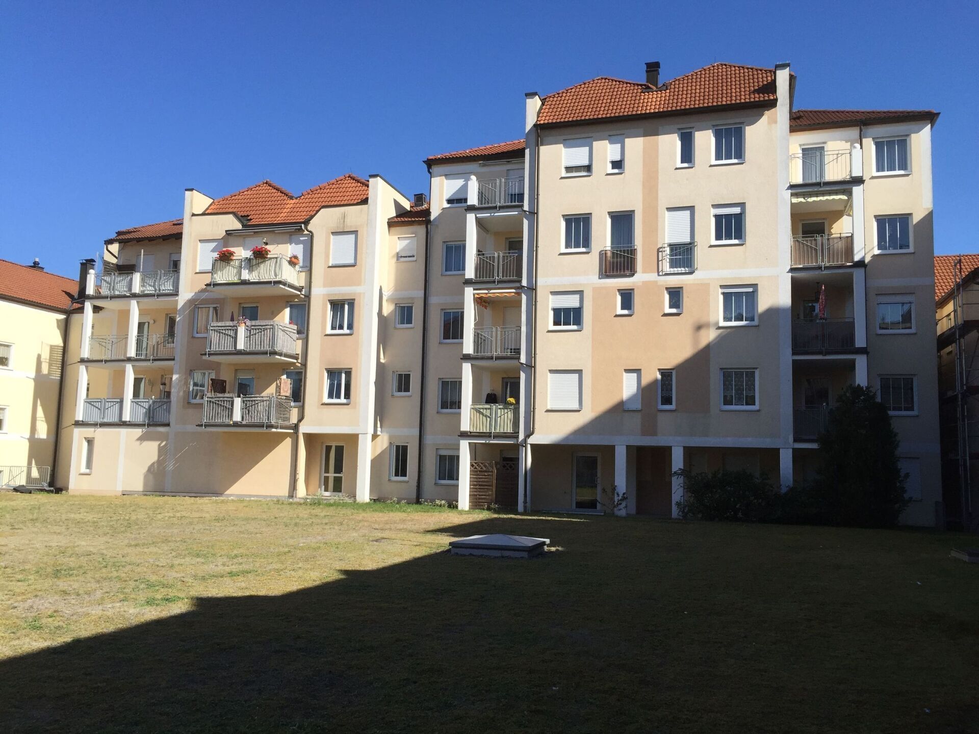 Moderner Fassadenanstrich eines Wohnkomplexes