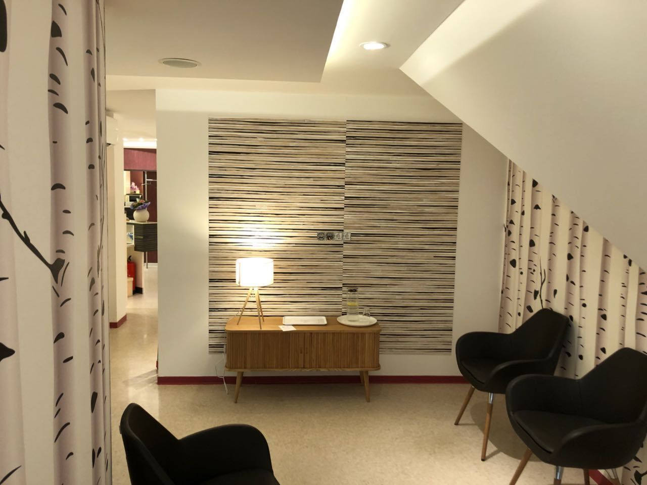 Wanddesign im Wartezimmer einer Arztpraxis