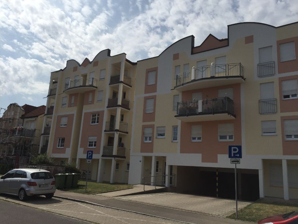 Außenfassade eines Mehrfamilienhauses in warmen Farben