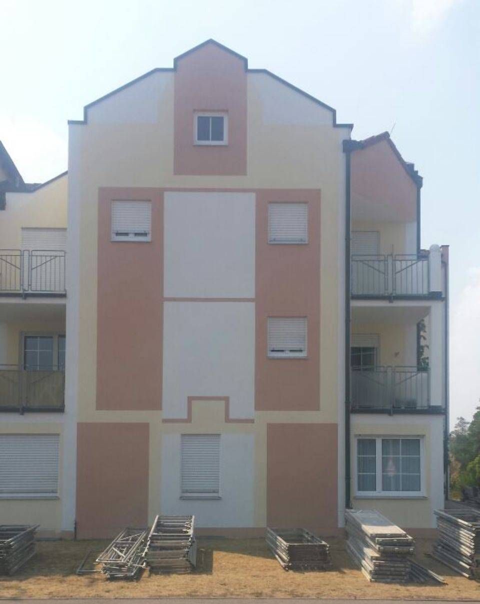 Außenfassade in warmen Gelb- und Orangetönen