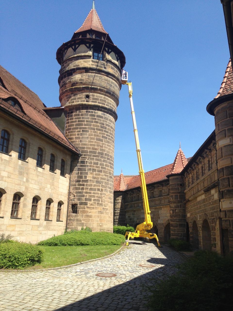 Fassadenanstrich bei Altbauten mit Hebebühne