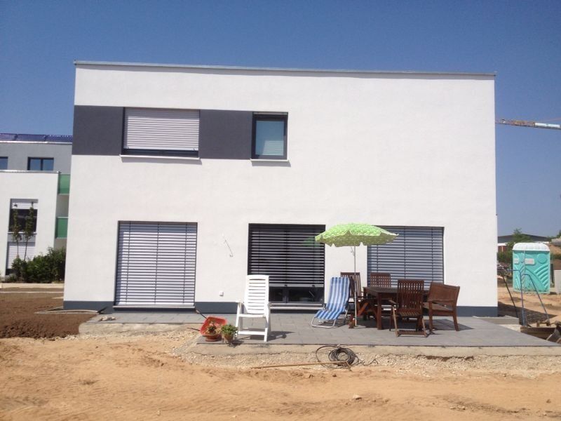 Weiße Fassade eines Einfamilienhauses