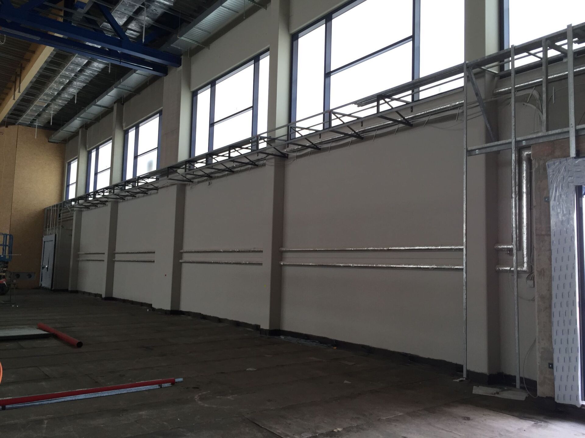 Weißer Wandanstrich einer Industiehalle