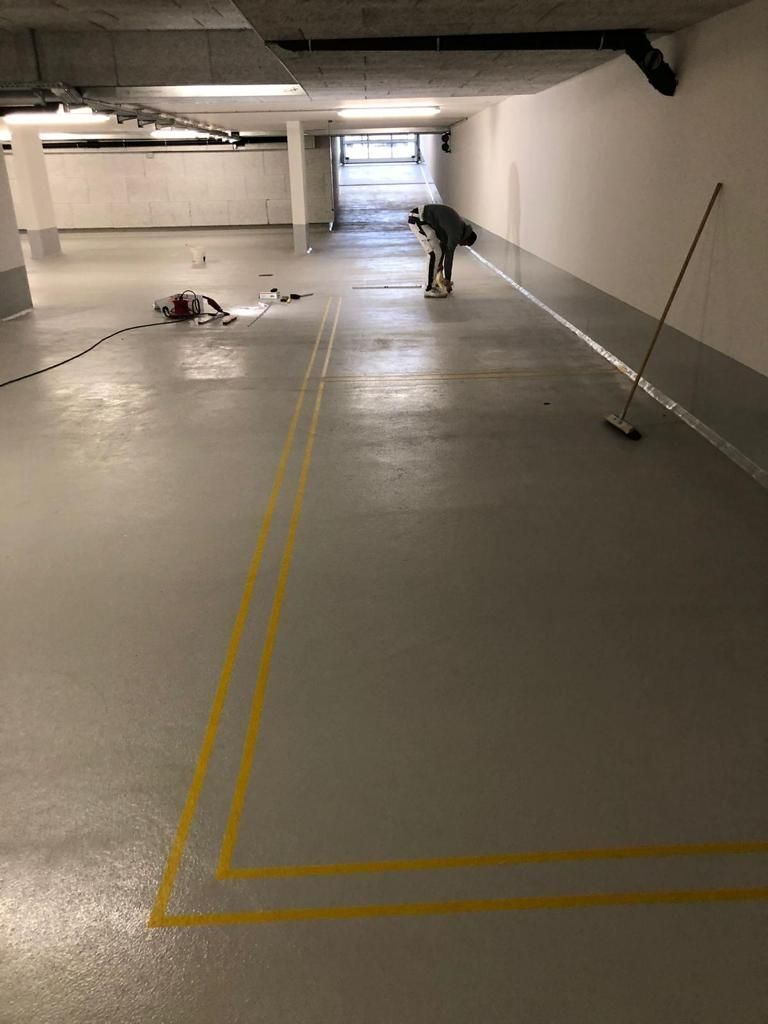 Parkplatzmarkierungen in einer Tiefgarage