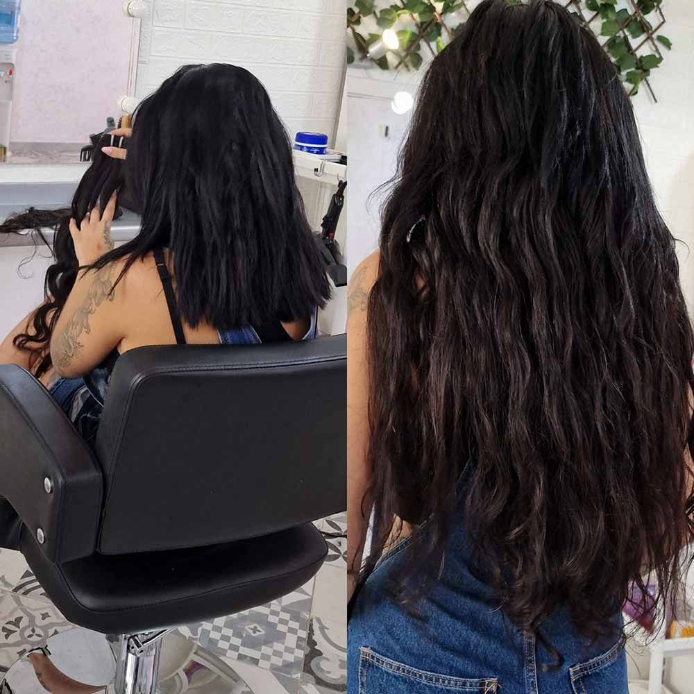 Una mujer con cabello largo y negro está sentada en una silla.