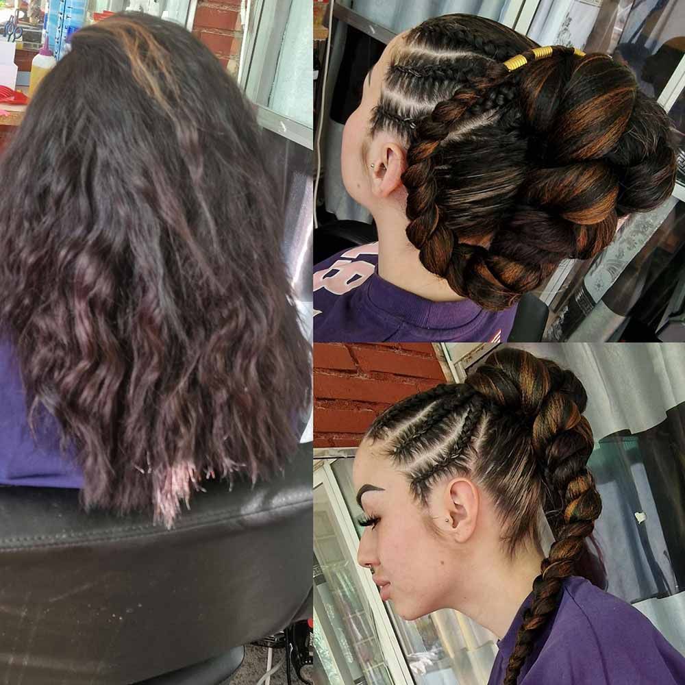 Una mujer con trenzas en el pelo está sentada en una silla.