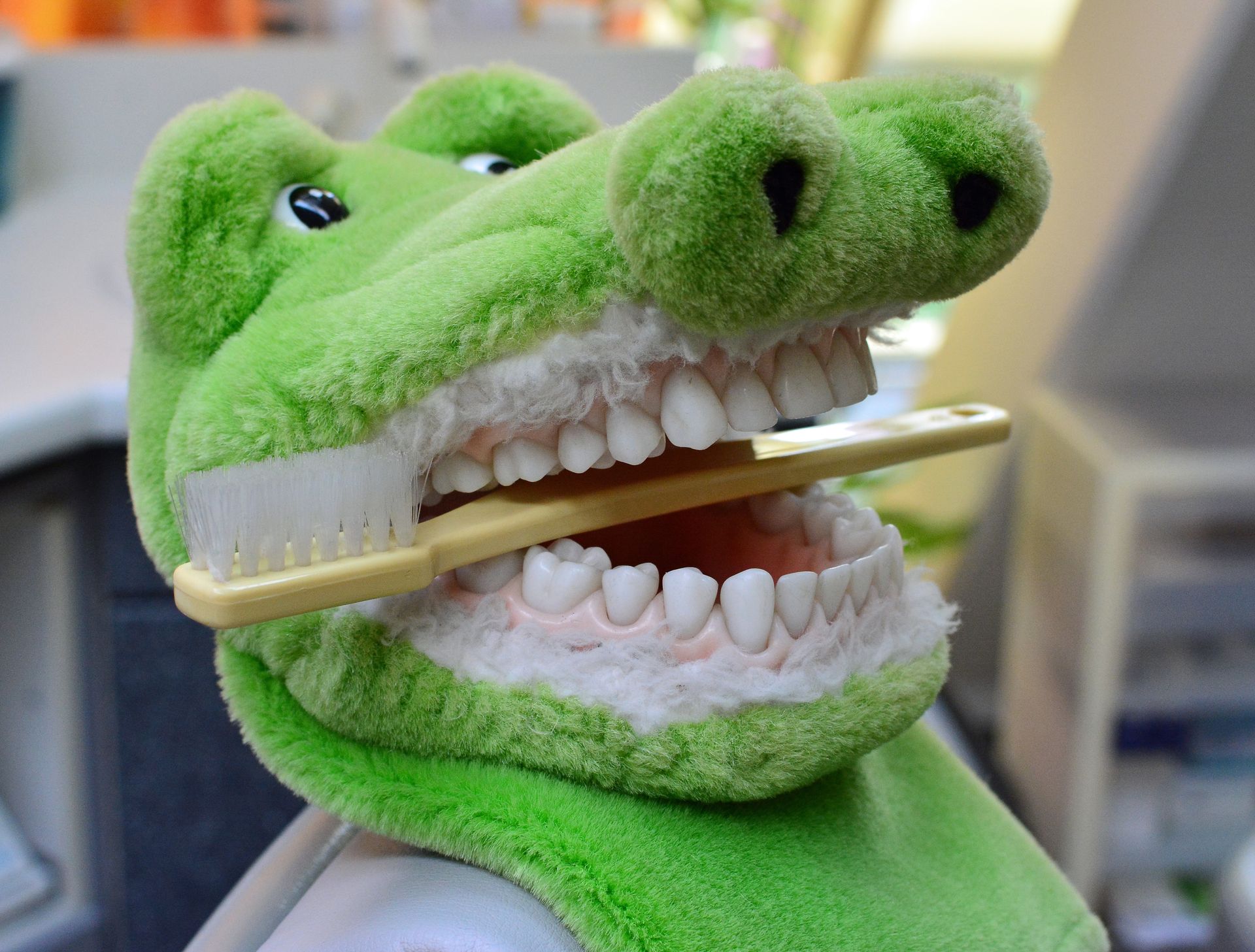 Zahnärztin bei der Behandlung eines Patienten im Behandlungsstuhl