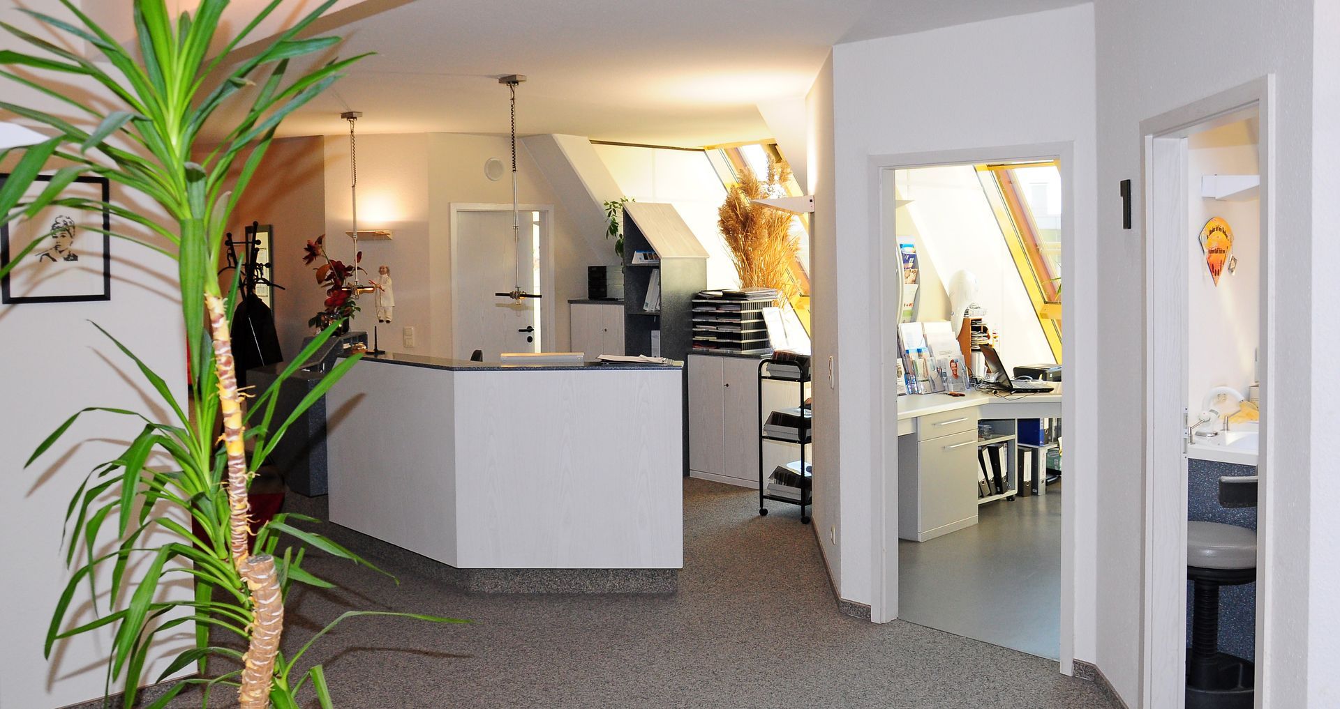 Zahnärzte im modernen Behandlungsraum beim Gespräch über Patientenunterlagen