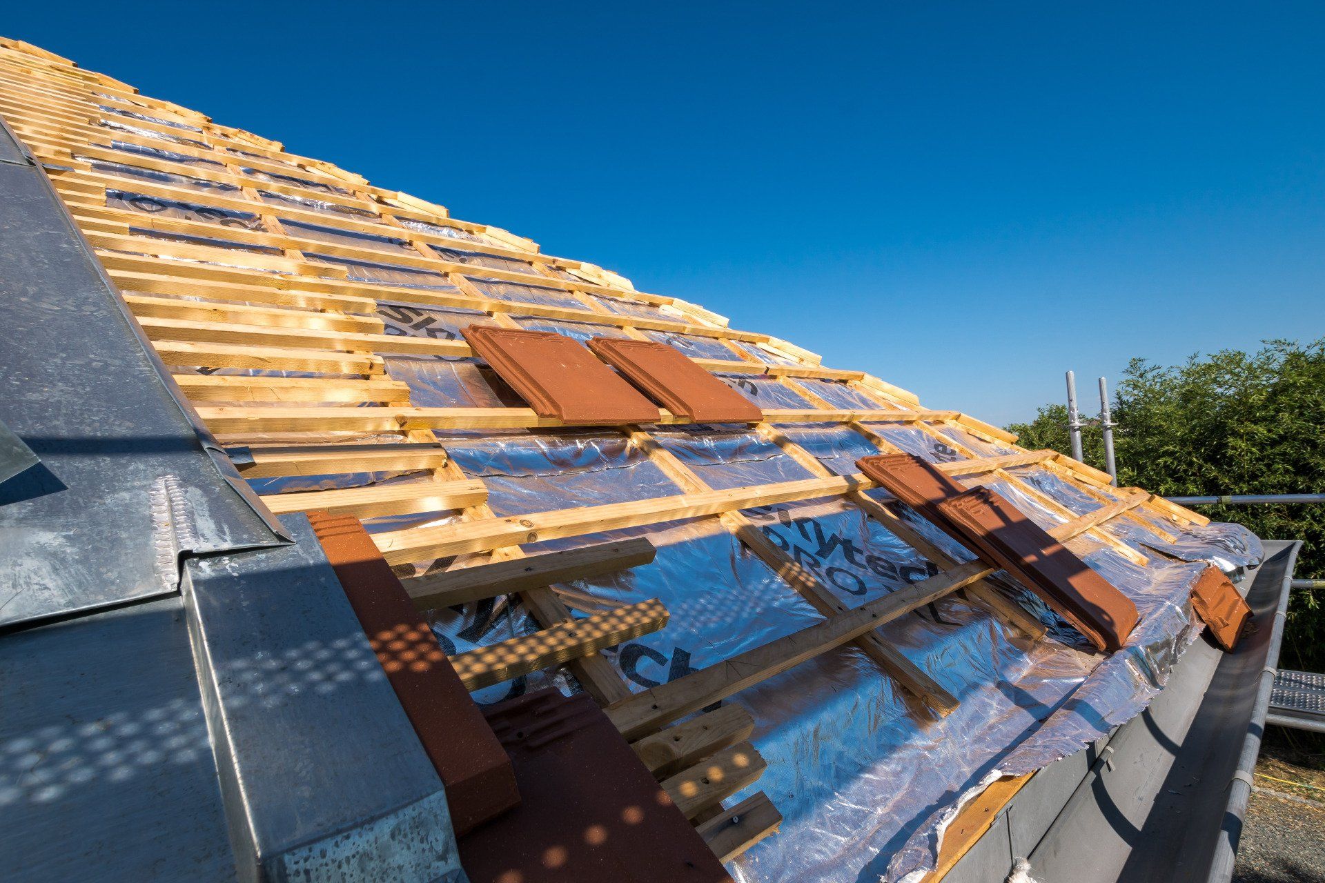 Vue d'une toiture lors de sa construction