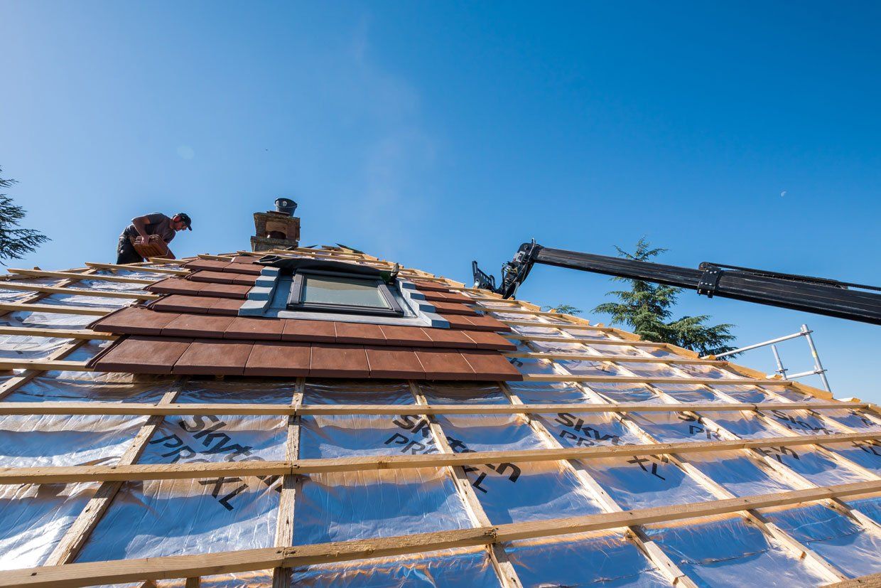 Toit en construction avec une petite fenêtre au milieu