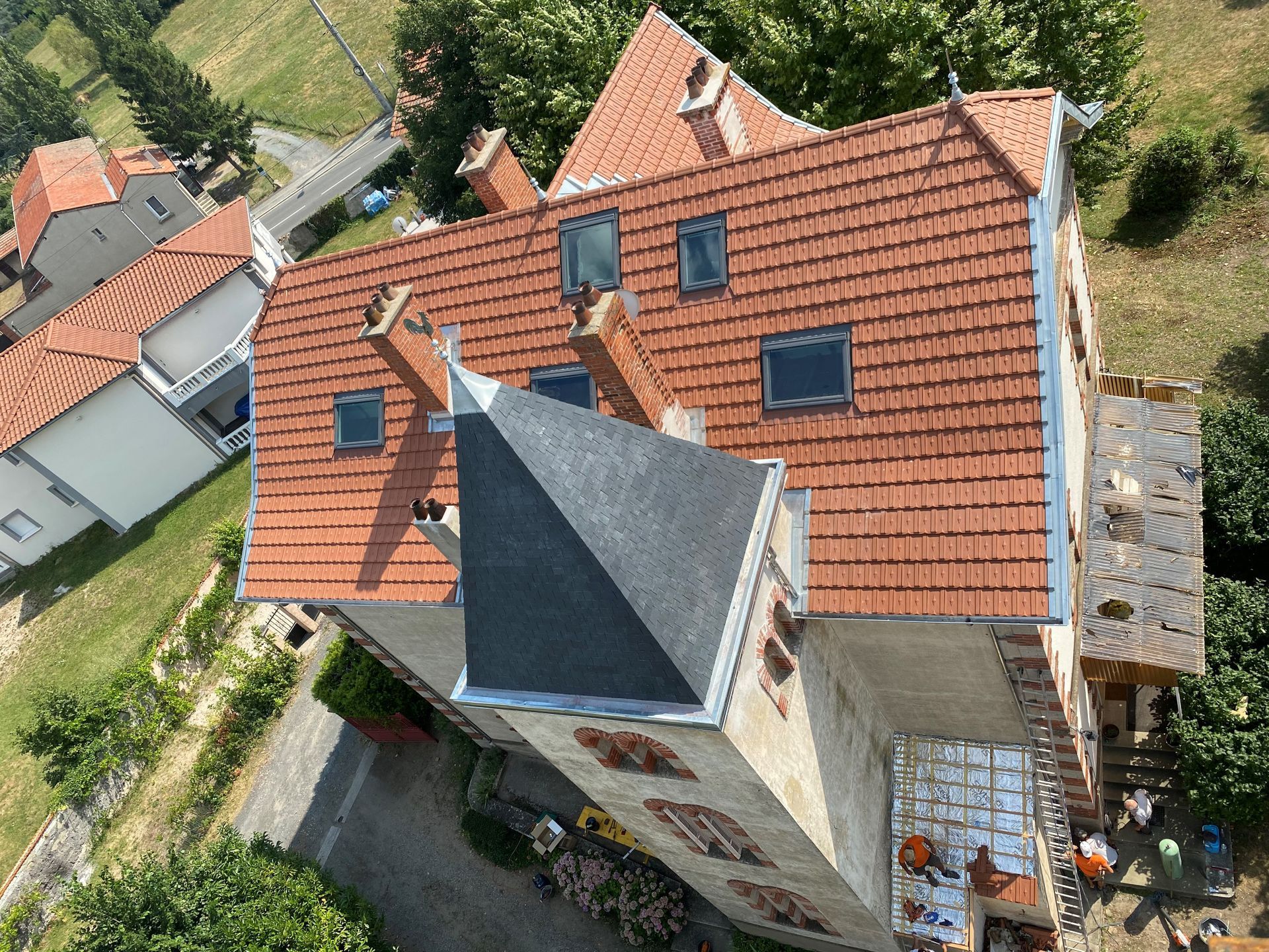 Fenêtres de toit de maison à étage