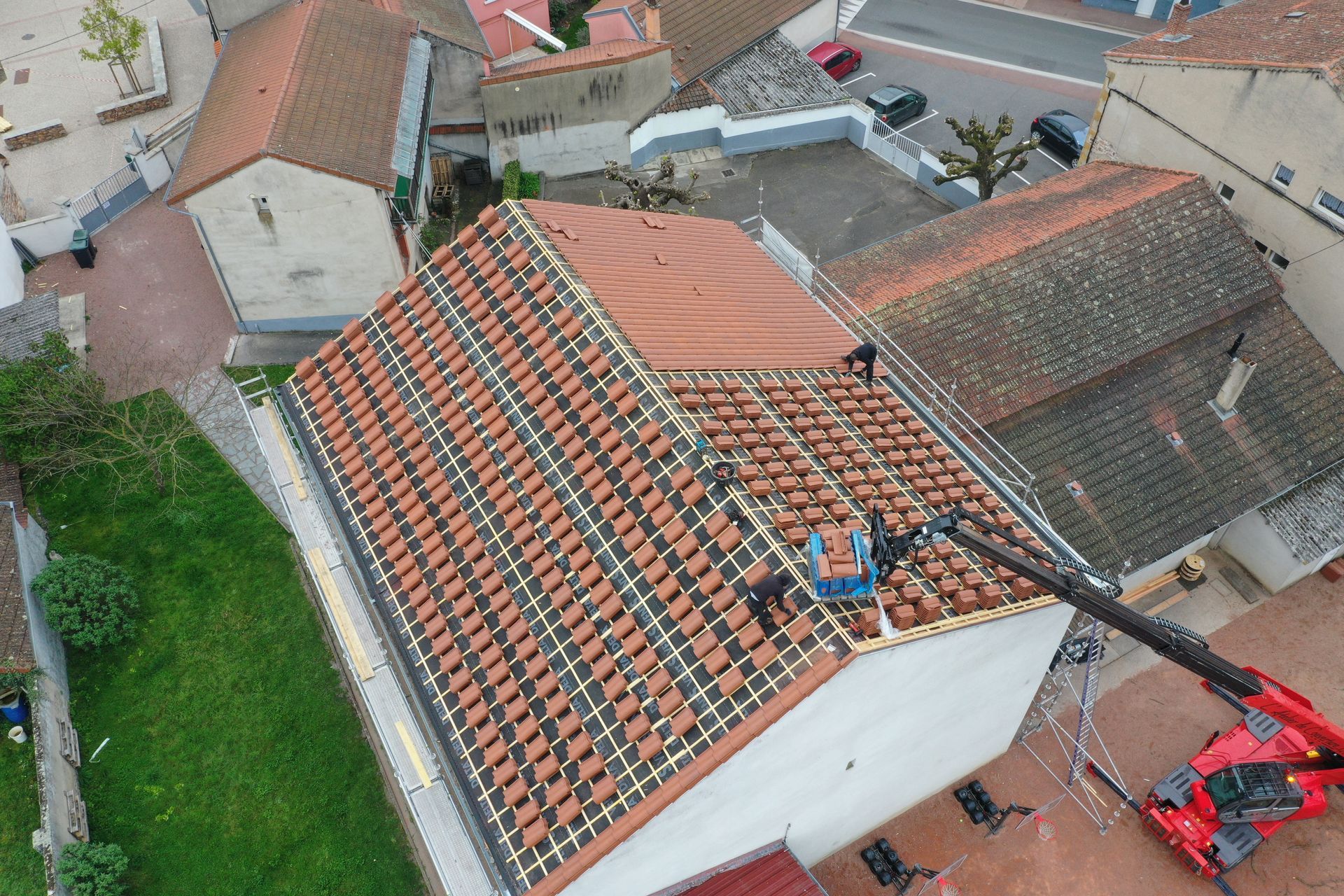 Chantier sur une maison individuelle pour une réparation de toiture en tuiles