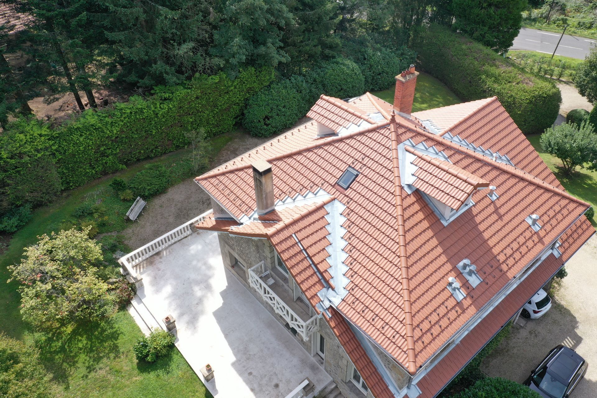 Toiture à tuiles rouges rénovée