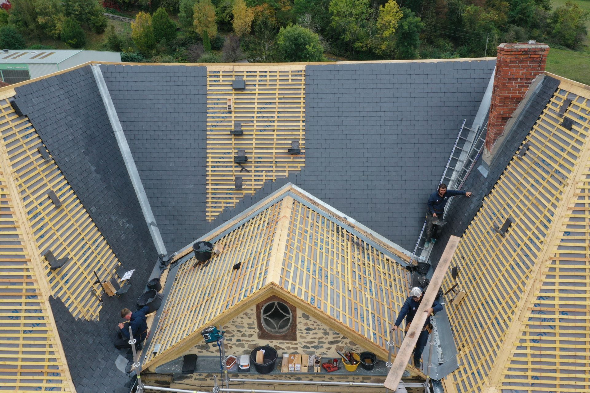 Chantier de rénovation complète d'un toit en ardoise