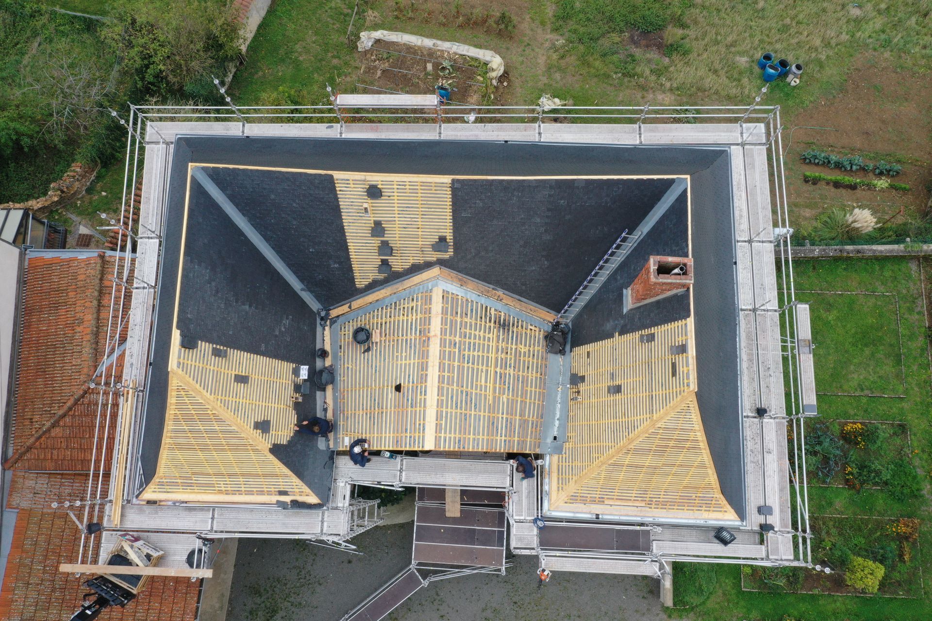 Grande toiture en ardoises