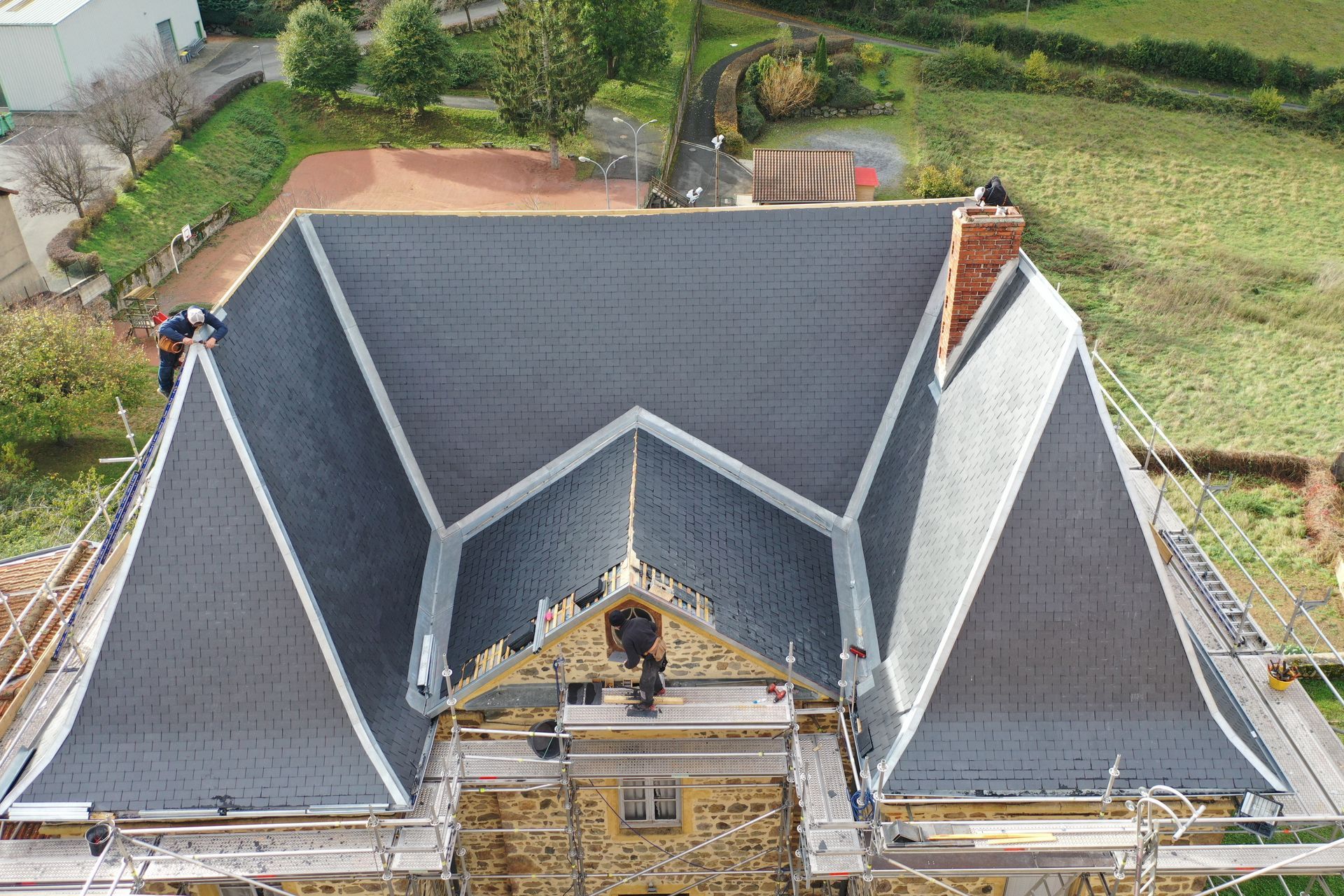 Chantier de pose d'ardoises sur un monument historique