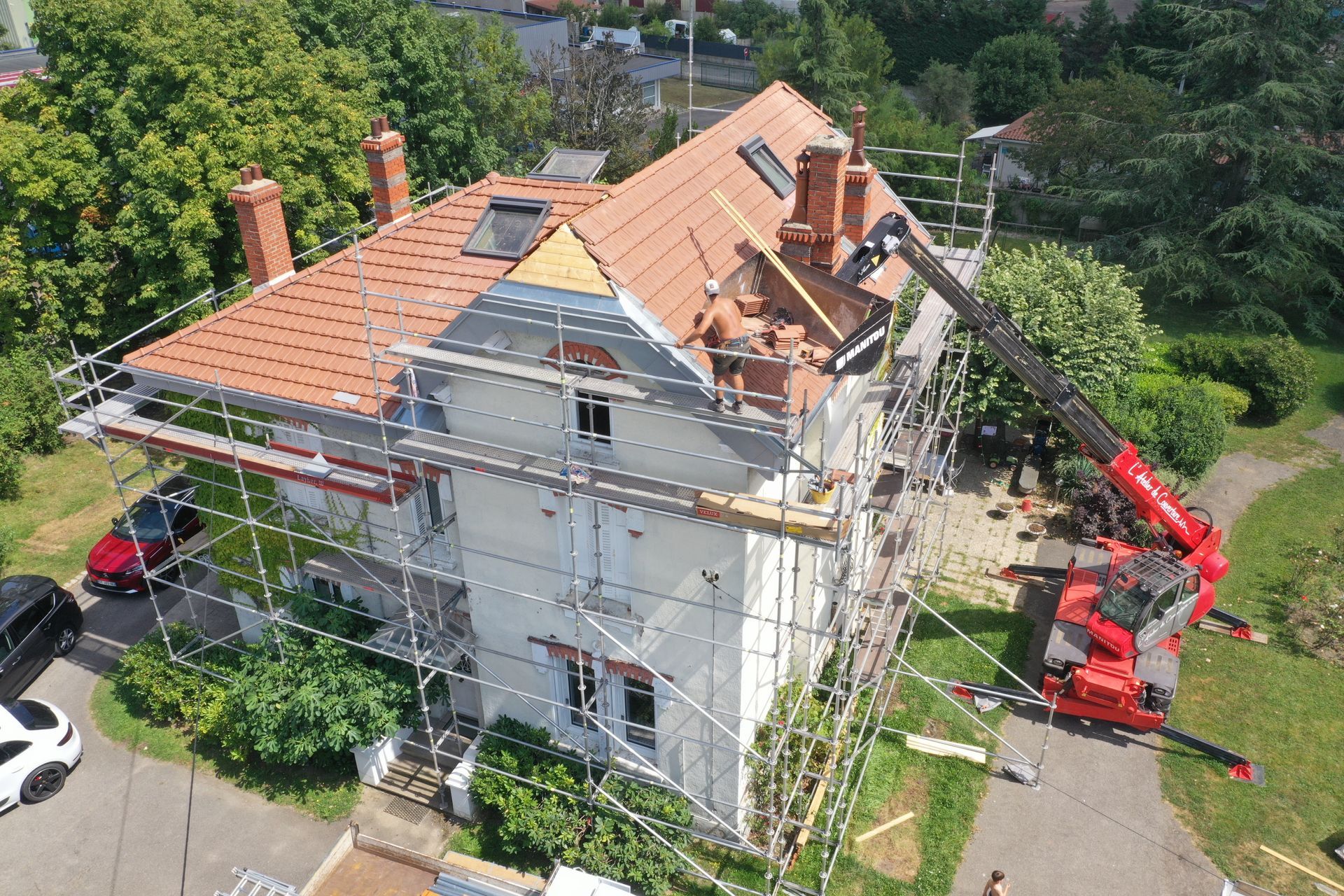 Chantier en cours pour rénovation de toiture sur une maison individuelle
