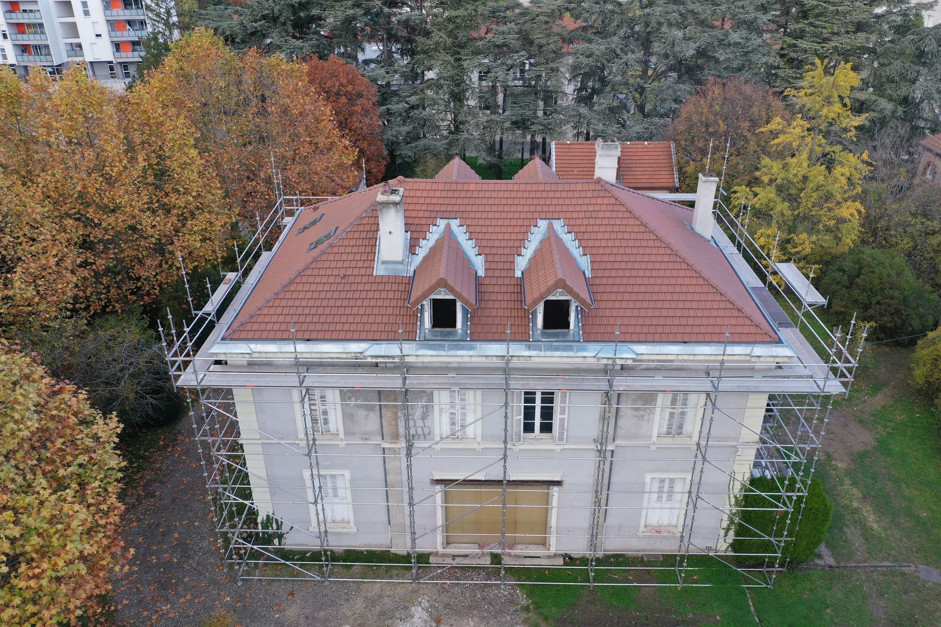 Chantier de rénovation de tuiles