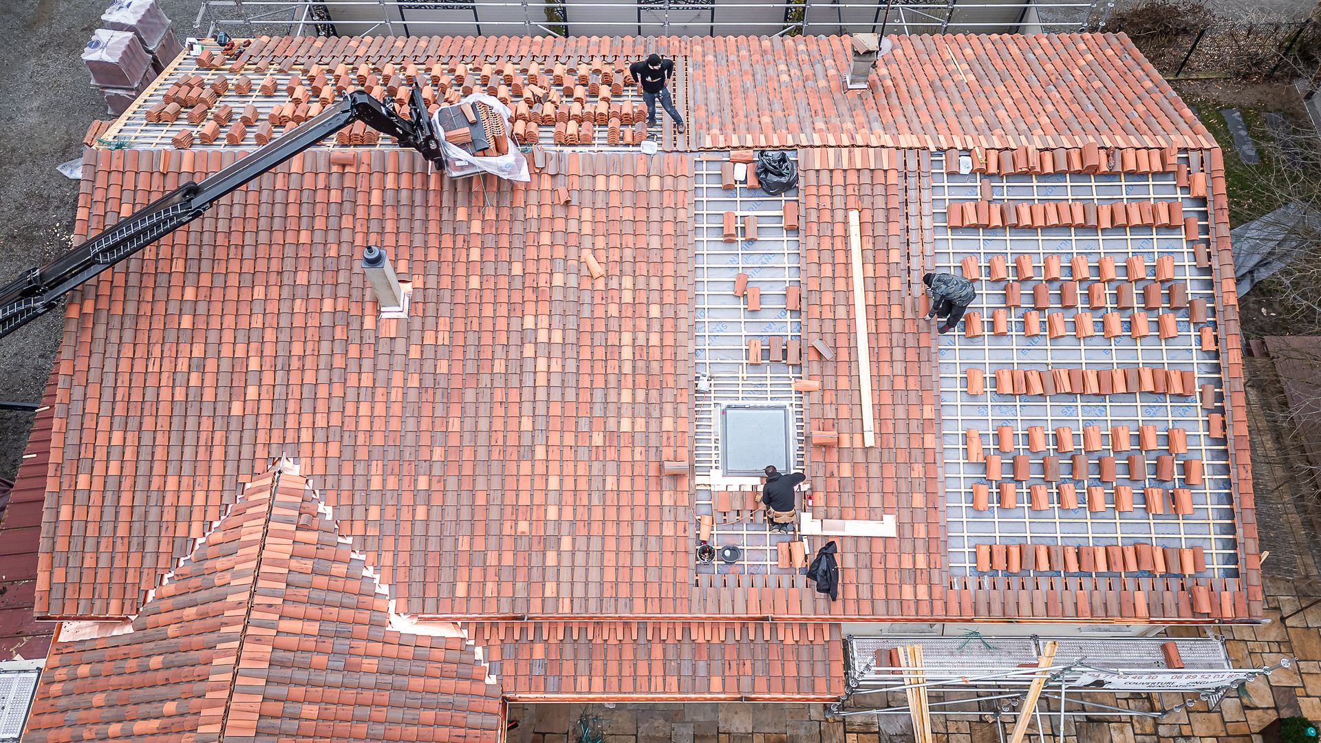 Travaux sur une toiture pour changer les tuiles