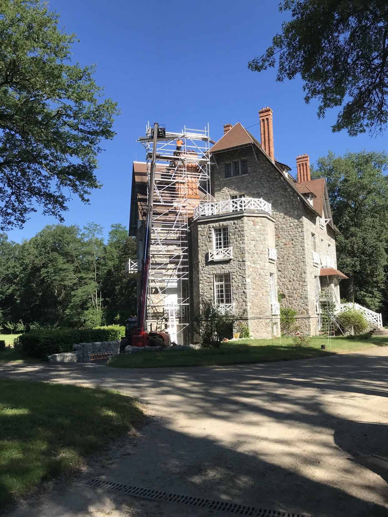 Couverture d'un château en pierre en travaux réalisés par l'entreprise L'Atelier de Couverture